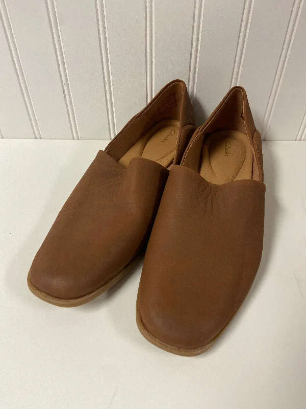 Shoes Flats By Clarks In Brown, Size: 9