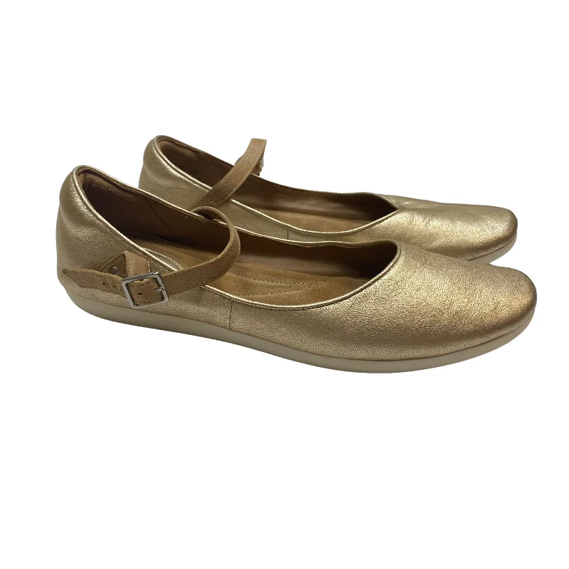 Shoes Flats By Clarks In Gold, Size: 10